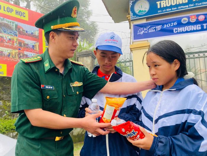 Cán bộ, chiến sĩ Biên phòng Dào San ở Lai Châu phát nước, bánh, động viên các sĩ tử trước giờ thi