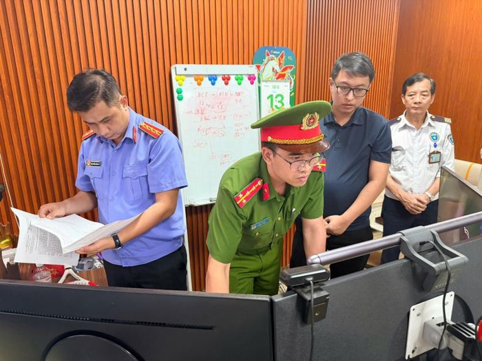 Lực lượng chức năng thực hiện khám xét khẩn cấp, kiểm tra hệ thống máy tính và các dữ liệu điện tử liên quan tại Công ty Cổ phần hệ thống thông tin ATHENA Việt Nam.