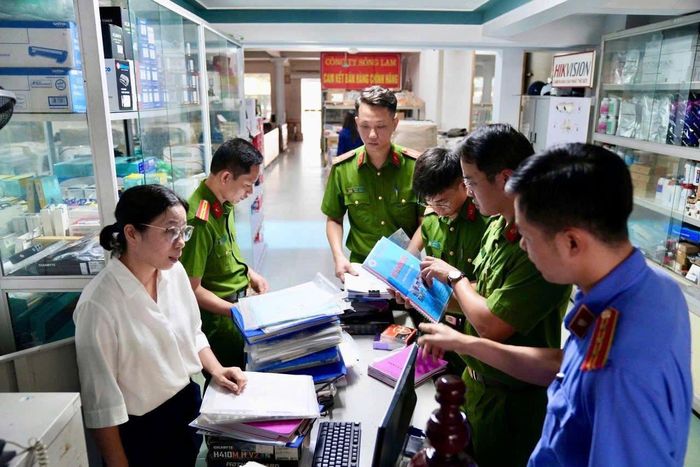Cơ quan điều tra khám xét khẩn cấp nơi làm việc của Nguyễn Thị Thanh Huyền.