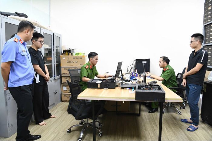 Công an khám xét khẩn cấp, thu thập tài liệu chứng cứ liên quan Công ty TNHH MTV giải pháp công nghệ Tek-solution.