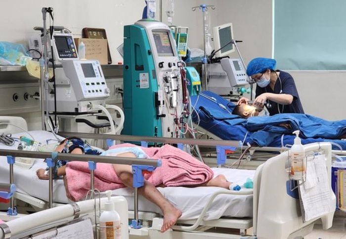 Điều trị bệnh nhân viêm não tại Bệnh viện Bệnh Nhiệt đới Trung ương. Ảnh: T.Đặng.