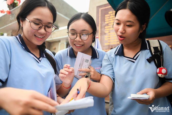 Theo cô Nguyễn Thị Hải Yến, để đạt từ 8 điểm trở lên, học sinh cần có tư duy tốt, đọc đề chính xác. Ảnh: Thạch Thảo