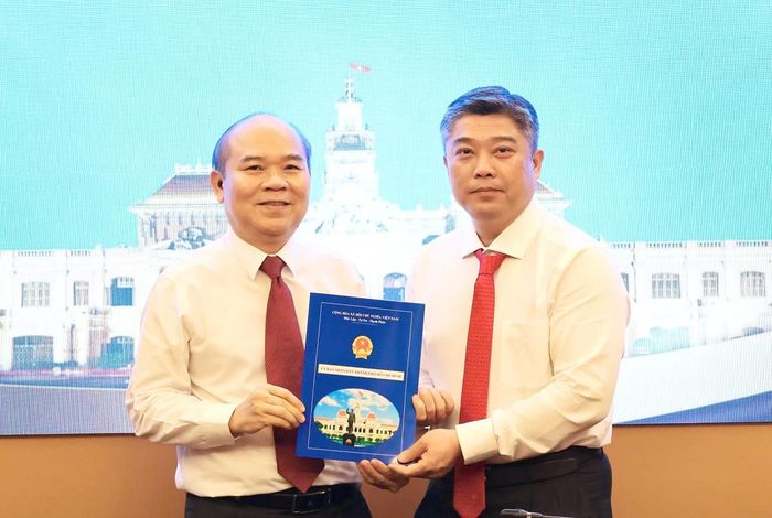 Phó Chủ tịch UBND TPHCM Trần Văn Bảy (trái) trao quyết định bổ nhiệm Phó Giám đốc Sở Dân tộc và Tôn giáo đối với ông Lê Hoài Phong. (Ảnh: Cổng TTĐT TPHCM)