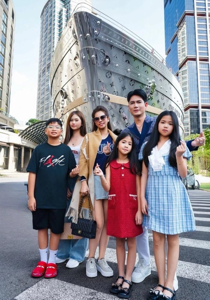 Ca sĩ Quách Thành Danh đưa vợ và 4 con sang Trung Quốc ghi hình MV mới. 