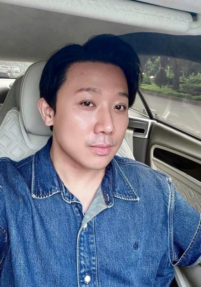 Nghệ sĩ Trấn Thành tự tin selfie, mong không bị trêu chọc về cân nặng. 