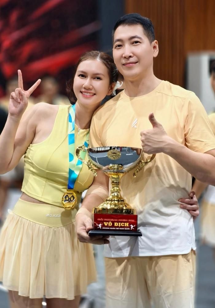 Diễn viên Hương Giang cùng ông xã nâng cúp vô địch 1 giải pickleball. 