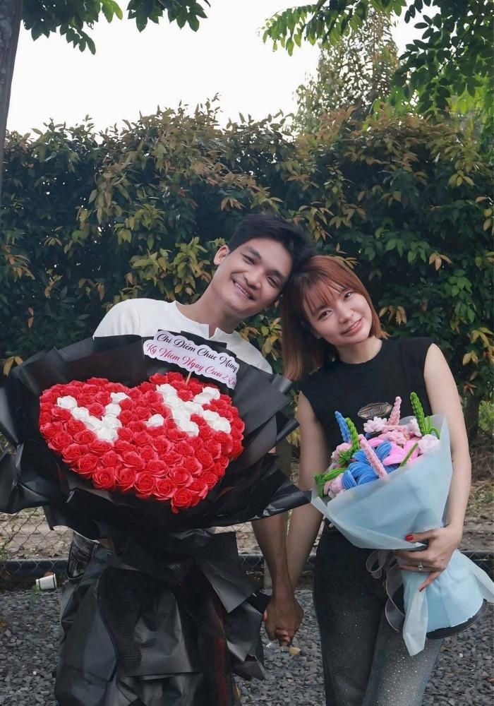 Diễn viên Mạc Văn Khoa hạnh phúc kỷ niệm 4 năm ngày cưới bên bà xã. 