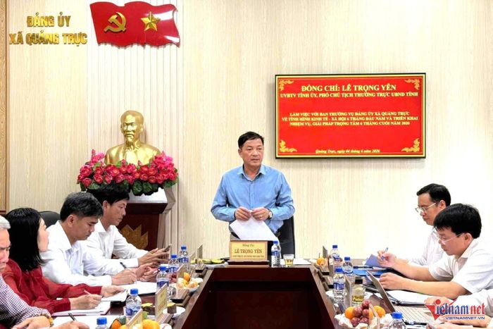 Ông Lê Trọng Yên, Phó Chủ tịch thường trực UBND tỉnh Lâm Đồng, làm việc với xã Quảng Trực trong buổi tổng kết 6 tháng đầu năm 2026. Ảnh: VA