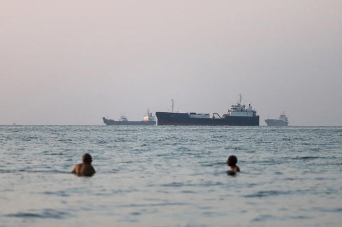 Các tàu thuyền ở eo biển Hormuz, gần bãi biển Bandar Abbas của Iran. Ảnh: ISNA/WANA