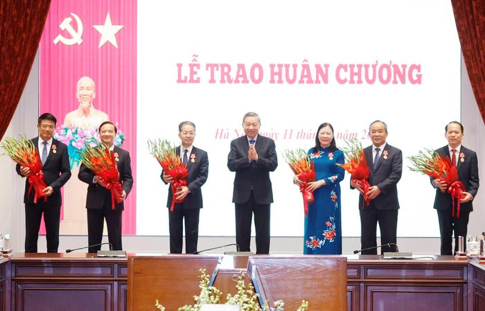 Tổng Bí thư, Chủ tịch nước Tô Lâm trao tặng Huân chương Lao động hạng Nhất cho Chánh án TAND tối cao Nguyễn Văn Quảng, Phó Chủ tịch Quốc hội Nguyễn Khắc Định, Viện trưởng VKSND tối cao Nguyễn Huy Tiến; trao tặng Huân chương Lao động hạng Nhì cho Chủ nhiệm Văn phòng Chủ tịch nước Lê Khánh Hải, Bộ trưởng Tư pháp Hoàng Thanh Tùng, Chủ nhiệm Ủy ban Dân nguyện và Giám sát của Quốc hội Lê Thị Nga vì có thành tích xuất sắc trong công tác cải cách tư pháp. Ảnh: TTXVN