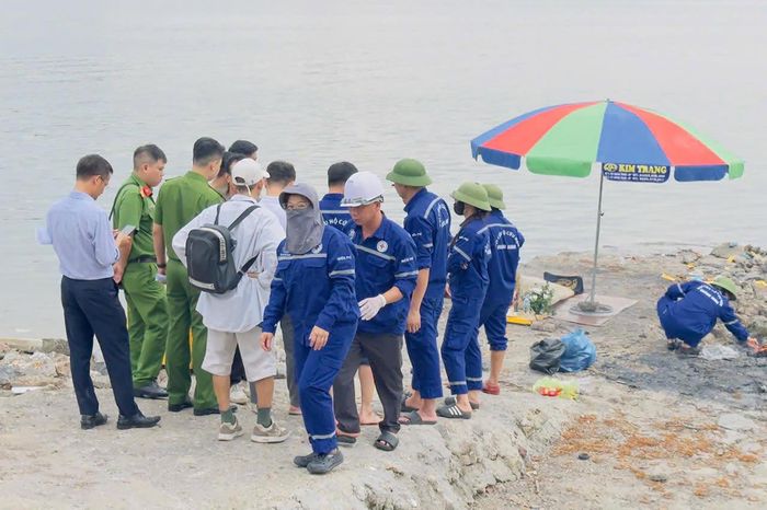 Thi thể nạn nhân được lực lượng cứu hộ tìm thấy sau hai ngày tìm kiếm. Ảnh: Đ.X