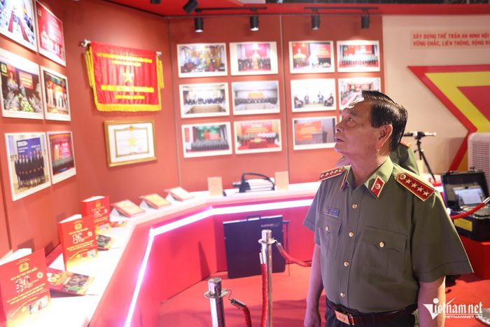 Đại tướng Lê Hồng Anh - nguyên Ủy viên Bộ Chính trị, nguyên Bộ trưởng Bộ Công an tham quan triển lãm