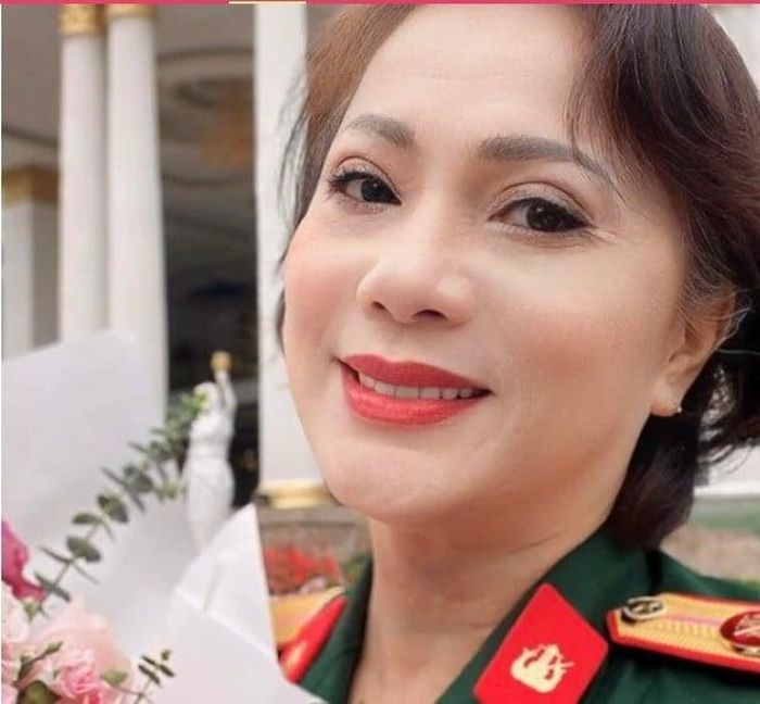 Cô là diễn viên thuộc thế hệ đầu tiên của Đoàn Nghệ thuật Công an nhân dân.