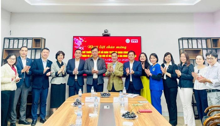 Thứ trưởng Bộ Y tế Đỗ Xuân Tuyên chụp ảnh lưu niệm cùng lãnh đạo Hội KHHGĐ Việt Nam.