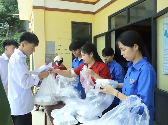 Những phần cơm được các tình nguyện viên chuẩn bị đầy đủ (Ảnh: Hoàng Gái)