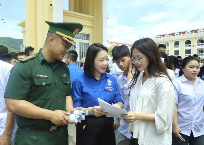 Những lời hỏi han, động viên của các lực lượng tình nguyện khi thi sinh kết thúc thi môn Văn góp phần giúp các em vơi đi áp lực (Ảnh: Hoàng Gái)