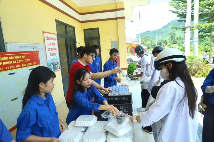 Những suất cơm nóng hổi tiếp sức cho thí sinh (Ảnh: Hoàng Gái)