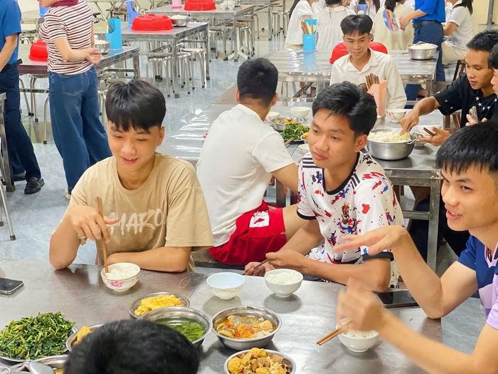 Bữa cơm nghĩa tình dành cho các sĩ tử tại bếp ăn Trường PTDTNT THCS Quan Sơn