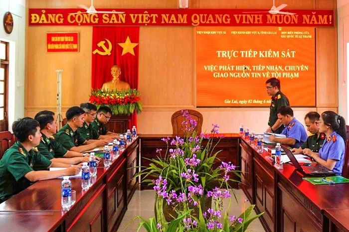  Trung tá Nguyễn Lưu Bình– Phó Viện trưởng VKSQS khu vực 52, phát biểu tại buổi làm việc với Đồn Biên phòng Cửa khẩu quốc tế Lệ Thanh.