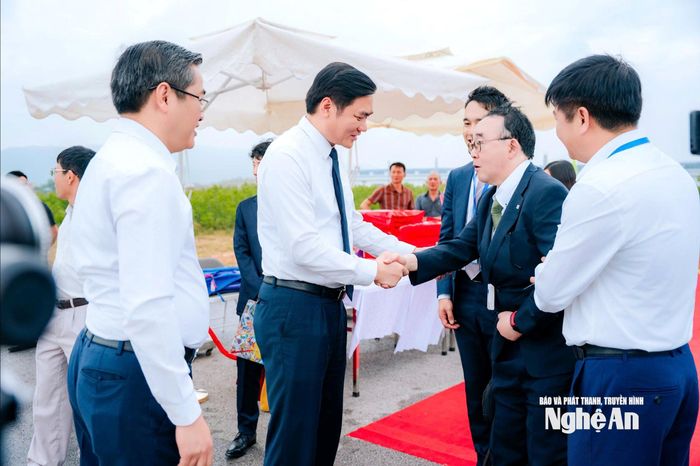 Đồng chí Hoàng Nghĩa Hiếu và các đại biểu tham dự buổi lễ. Ảnh: Bích Hường