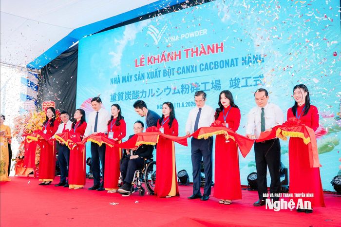 Các đại biểu tham dự lễ cắt băng khánh thành nhà máy. Ảnh: Bích Hường