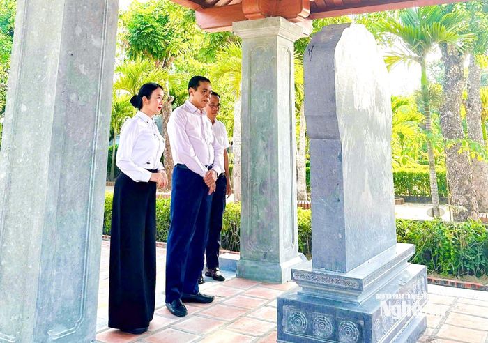 Chủ tịch UBND tỉnh Võ Trọng Hải và đoàn công tác kiểm tra tại nhà bia khu vực mộ đồng chí Hồ Tùng Mậu. Ảnh: Trịnh Thắng