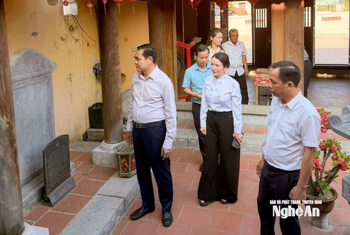 Chủ tịch UBND tỉnh Võ Trọng Hải kiểm tra các hạng mục tại khu vực nhà thờ đồng chí Hồ Tùng Mậu. Ảnh: Trịnh Thắng