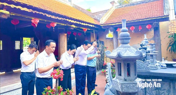 Chủ tịch UBND tỉnh Võ Trọng Hải và các đại biểu dâng hương tưởng niệm đồng chí Hồ Tùng Mậu. Ảnh: Trịnh Thắng