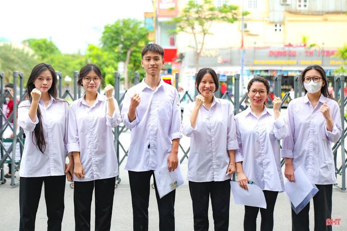 Các thí sinh tại điểm thi Trường THPT Phan Đình Phùng tự tin bước vào kỳ thi quan trọng.