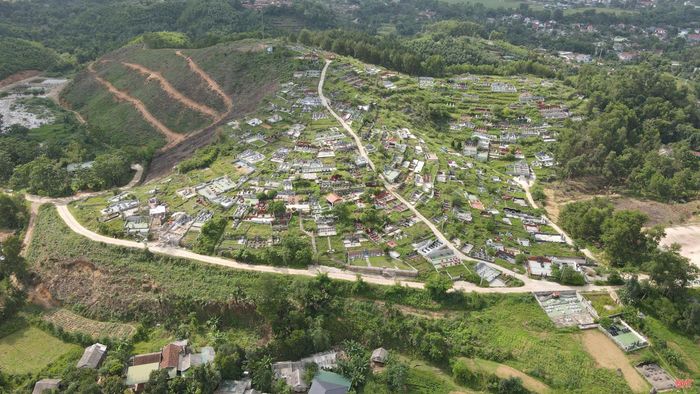 Nghĩa trang Đồng Ngang đang ngày càng tiến sát thôn 10, xã Hương Sơn.