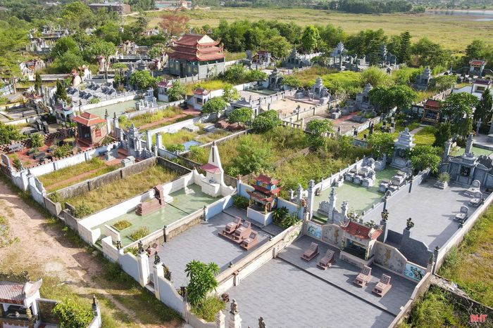 Nghĩa trang thành phố Hà Tĩnh (cũ) nằm tại địa bàn xã Toàn Lưu, do UBND phường Thành Sen quản lý, đã đóng cửa được nhiều năm và hiện chỉ cho cát táng, không cho hung táng.