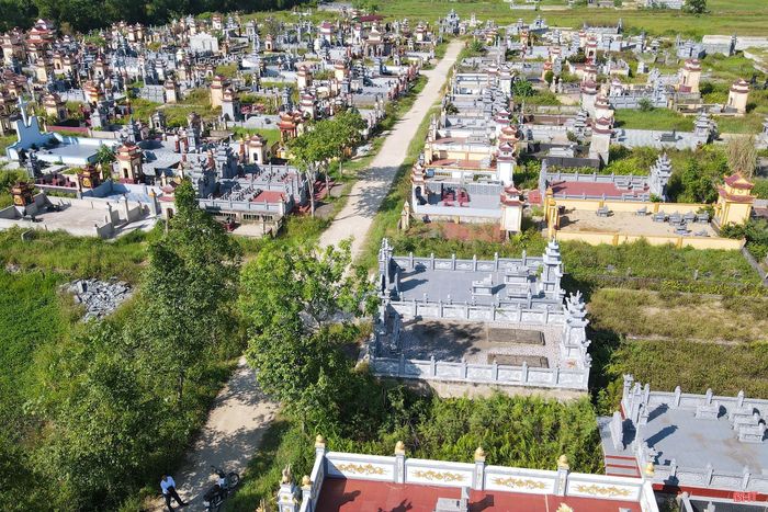 Nhiều gia đình, dòng họ đầu tư số tiền lớn để xây dựng những khu lăng mộ bề thế, kiên cố với các loại vật liệu đắt tiền.