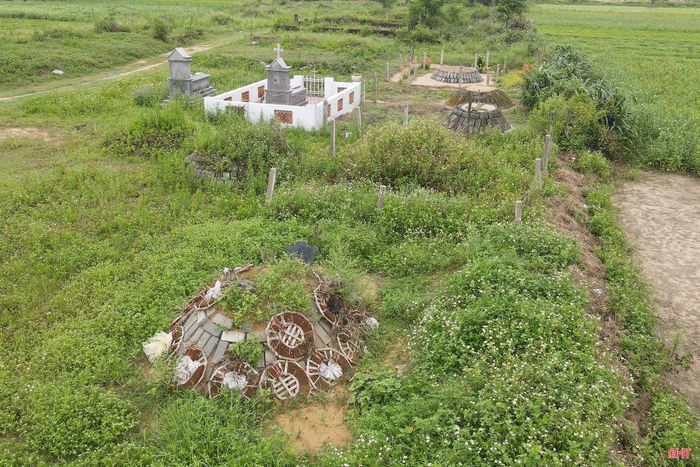  Do áp lực về quỹ đất, giá cả hỏa táng nên dù nghĩa trang Cồn Dài (xã Lộc Hà) đã đóng cửa cách đây nhiều năm, người dân ở Lộc Hà vẫn đưa người quá cố đến đây chôn cất. 