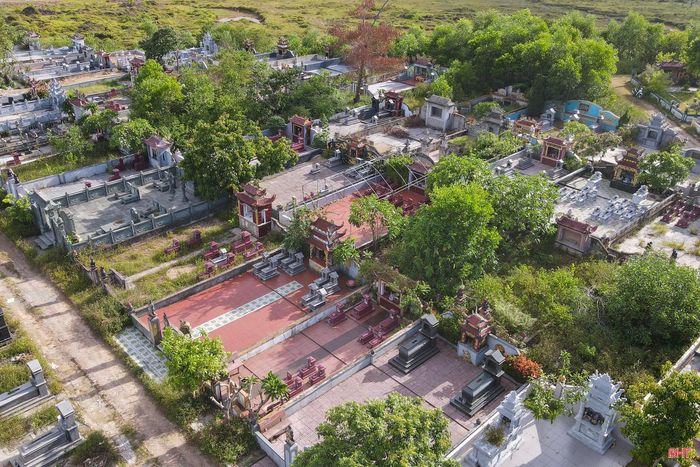 Quỹ đất nghĩa trang ngày càng thu hẹp đang khiến việc an táng người quá cố trở thành gánh nặng cho các gia đình, dòng họ.