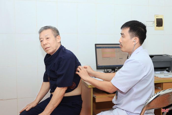 Ông Hòa duy trì lịch khám sức khỏe đều đặn tại các bệnh viện địa phương và tuyến trung ương.