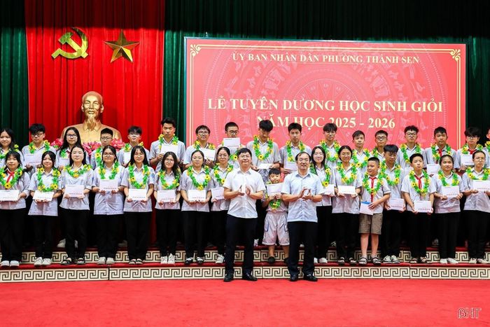 Khen thưởng là động lực để mỗi tập thể, cá nhân tiếp tục thi đua. Trong ảnh: Phường Thành Sen tuyên dương học sinh giỏi năm học 2025 - 2026.