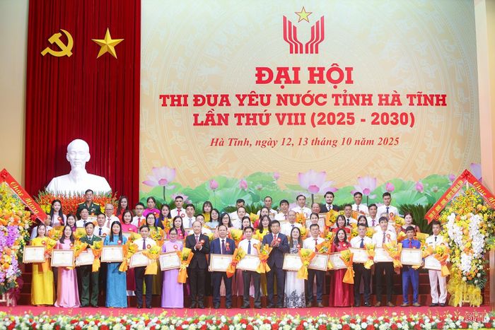 Các tập thể, cá nhân điển hình được vinh danh tại Đại hội Thi đua yêu nước tỉnh Hà Tĩnh lần thứ VIII.