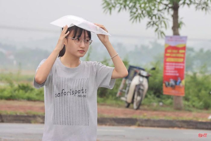 Thí sinh thoải mái bước vào phòng thi dưới sự đồng hành của phụ huynh, thầy cô giáo.