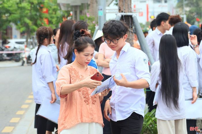 Nhiều giáo viên đã có mặt từ sớm để động viên, thăm hỏi và căn dặn các thí sinh trước khi bước vào trường thi. Những lời nhắn nhủ, khích lệ của thầy cô góp phần giúp các em thêm tự tin, vững tâm bước vào môn thi đầu tiên.
