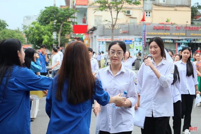 Những gương mặt tự tin, rạng rỡ trước giờ thi.