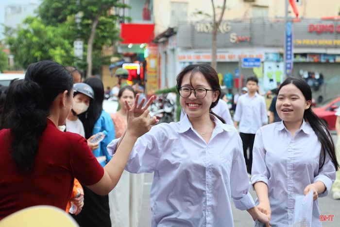 Tại điểm thi Trường THPT Phan Đình Phùng, nhiều thí sinh rạng rỡ, tự tin bước vào môn thi đầu tiên. Tâm thế thoải mái được xem là "hành trang" quan trọng, giúp các em giữ vững sự bình tĩnh, phát huy tốt kiến thức và kỹ năng đã tích lũy trong quá trình ôn tập.