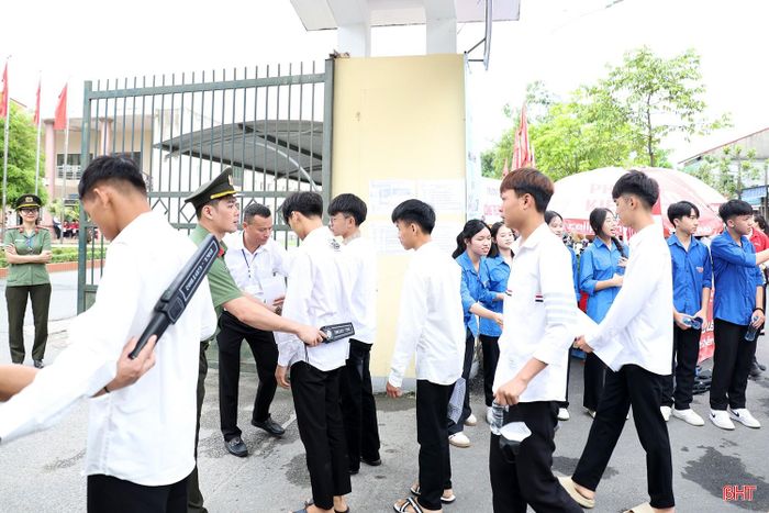 Nhiều thí sinh đã có mặt từ sớm với tâm lý thoải mái, tự tin trước khi bước vào môn thi đầu tiên.