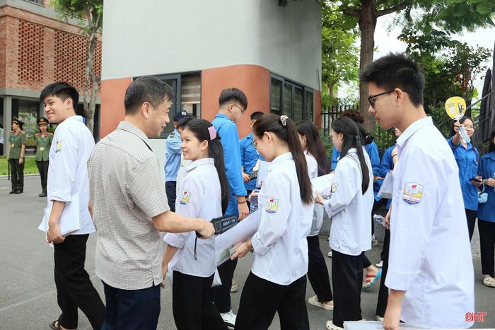 Năm nay, công tác bảo đảm an ninh, an toàn kỳ thi được triển khai chặt chẽ tại tất cả các điểm thi. Lực lượng chức năng tăng cường kiểm soát, giám sát các khâu theo quy định, góp phần bảo đảm cho kỳ thi diễn ra an toàn, nghiêm túc và đúng quy chế.