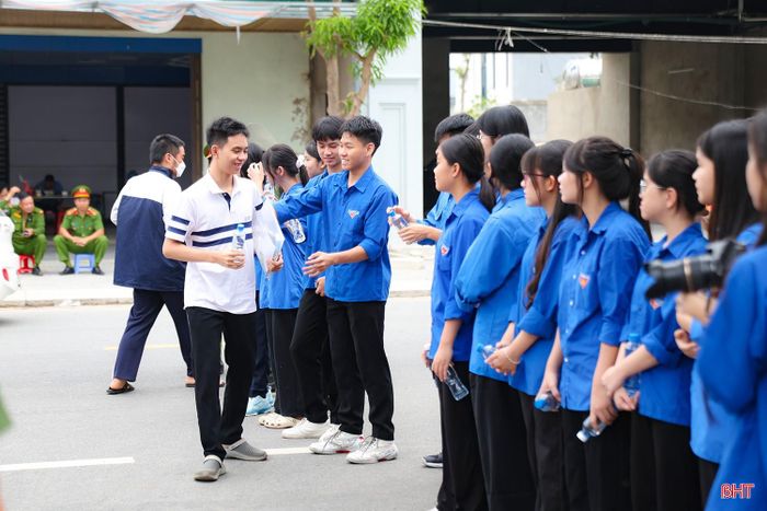 Các đoàn viên thanh niên có mặt từ sớm để hỗ trợ, hướng dẫn và động viên tinh thần các sĩ tử trước giờ thi.