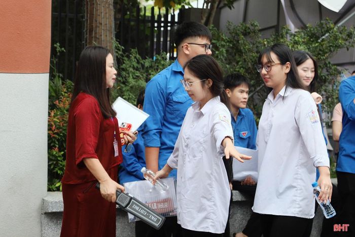 Việc trang bị máy quét an ninh cầm tay để phát hiện điện thoại, thiết bị điện tử là điểm mới của Kỳ thi tốt nghiệp THPT năm 2026 so với các năm trước.