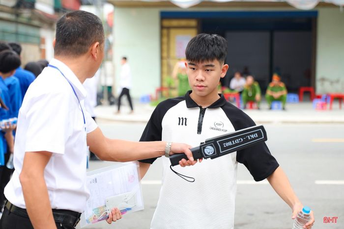 Quá trình thực hiện, lực lượng chức năng sẽ tạo không khí thoải mái, tránh gây tâm lý lo lắng cho thí sinh