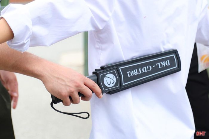 Các bước kiểm tra được thực hiện nghiêm túc, nhanh gọn, bảo đảm đúng quy trình.