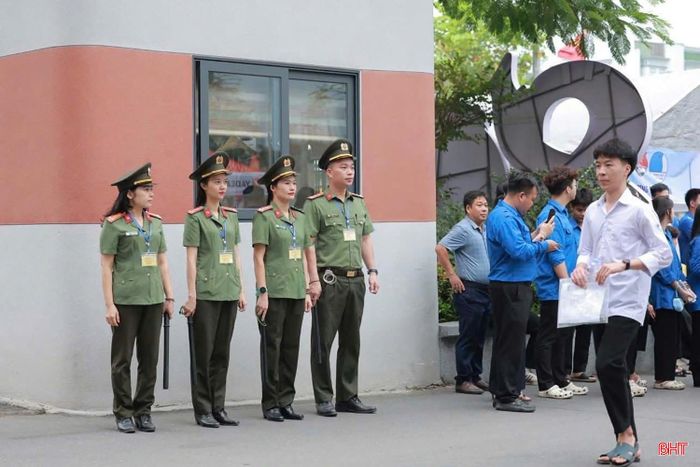 Cùng với Công an tỉnh, Sở GD&amp;ĐT đã tổ chức tập huấn chuyên sâu cho toàn bộ cán bộ coi thi về kỹ năng nhận diện, sử dụng các thiết bị tầm soát hiện đại. Đồng thời, sở cũng lưu ý cán bộ phụ trách các điểm thi về một số thiết bị công nghệ cao có thể bị lợi dụng để gian lận, như camera siêu nhỏ gắn trên khuy áo, mắt kính; thiết bị ghi âm, truyền tin được giấu trên người thí sinh.