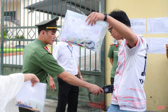 Điểm thi Trường THPT Chuyên Hà Tĩnh có 632 thí sinh. Lực lượng chức năng sử dụng máy quét an ninh cầm tay để phát hiện các thiết bị điện tử trái quy định, góp phần phòng ngừa gian lận thi cử.