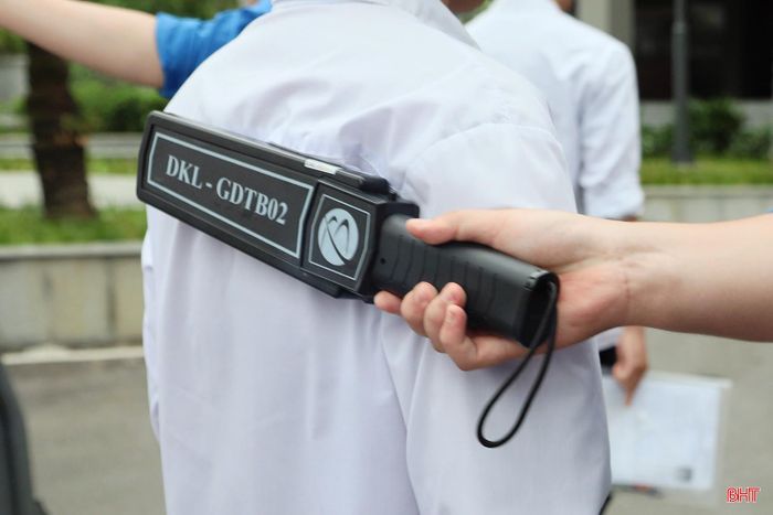 Để ngăn chặn gian lận bằng công nghệ cao, các điểm thi đã trang bị thiết bị dò kim loại cầm tay.